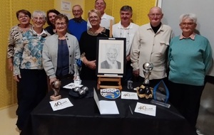 L'artiste et licenciée du club Nelly Guéguen, Mme Rouxel, Mme Boutier et Mr Chupin, à l'origine du club, les anciens et nouveau présidents, Mme Bouzid adjointe aux sports et Mme Le Gall, secrétariat Pétanque Lamballaise