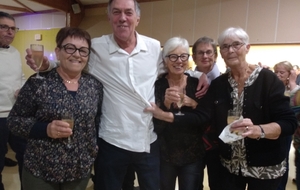 Philippe Savé, bien entouré avec Edith, Danielle, Ginette et Suzanne, pétanqueuses lamballaises